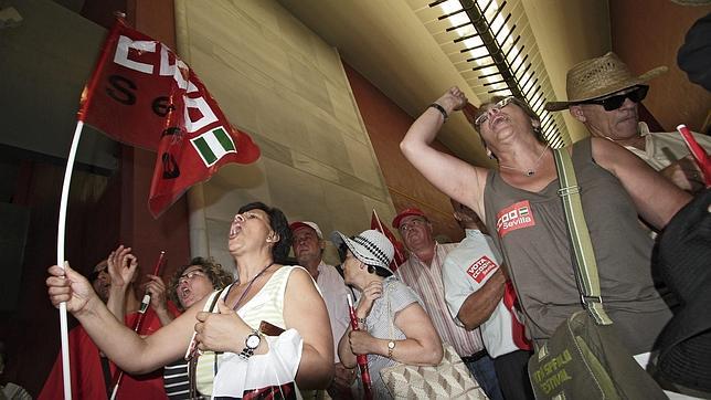 Los prejubilados que siguen sin cobrar ocupan Torretriana