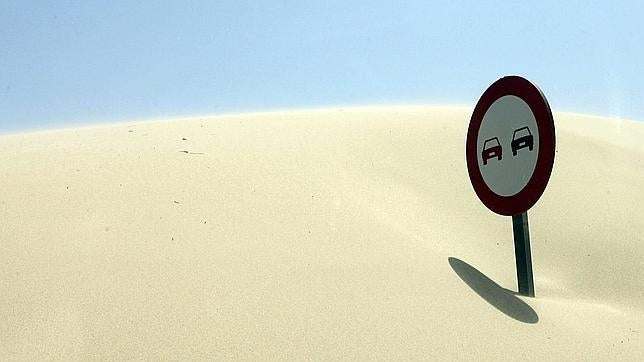El «ataque» de una duna aisla a 500 vecinos en Tarifa