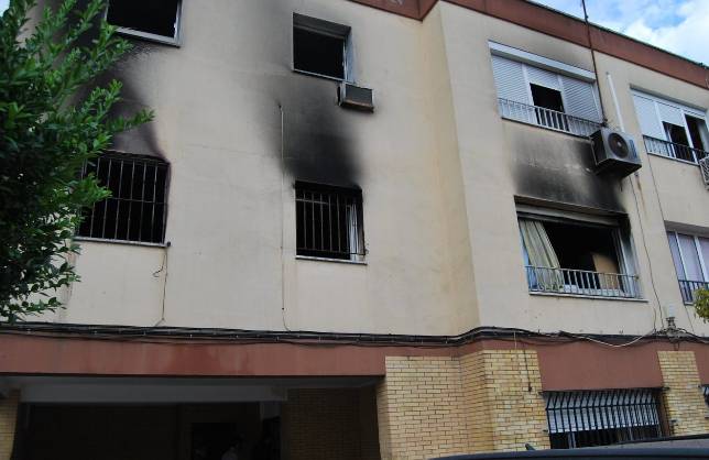 Rescatan a siete personas tras el incendio de un piso de la barriada Los Potros