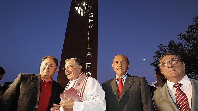 Del Nido inaugura la plaza del Sevilla F. C. en Brenes