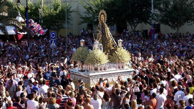 Chipiona aclama a la Virgen de Regla bajo un calor sofocante