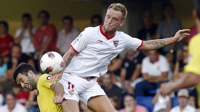 La vuelta oficial de Rakitic, única sonrisa en una tarde de caras largas