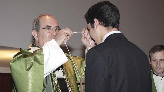 El arzobispo entregó la Cruz a dieciséis nuevos seminaristas