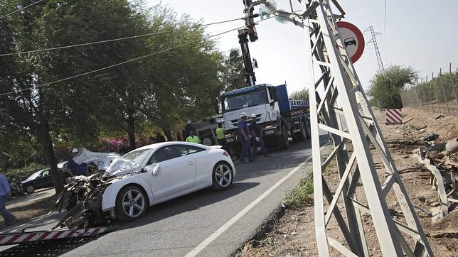 Ileso tras salirse de la vía y chocar contra un poste eléctrico en Brenes