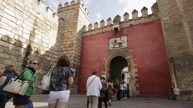El posible cierre del Real Alcázar los lunes divide a sus patronos