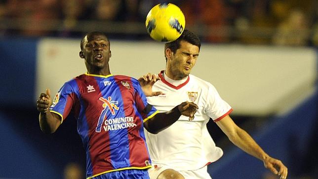 Un Sevilla inocente le regala el partido al Levante (1-0)