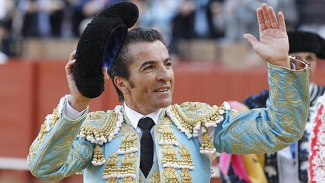 Solitaria vuelta al ruedo para El Fundi en la novena corrida de la Feria de Abril