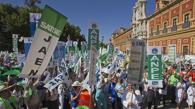 Miles de personas protestan en Sevilla contra los recortes de la Junta
