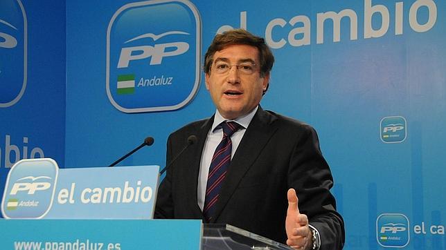 Carmona: «IU y PSOE recortan a los trabajadores para no eliminar comisarios políticos»