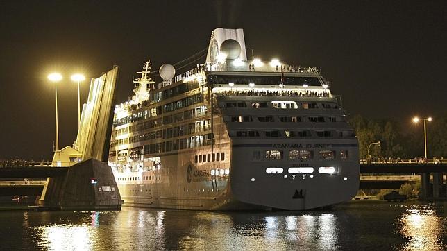 Sevilla recibe al mayor crucero de lujo que ha llegado a la capital
