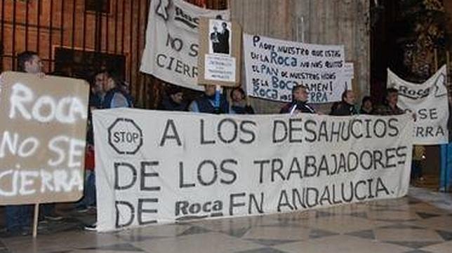 Trabajadores de Roca se encierran en la Catedral de Sevilla contra sus despidos