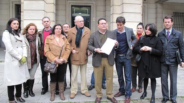 El PP de Dos Hermanas lleva a Toscano a la Fiscalía por la «estafa» de las VPO