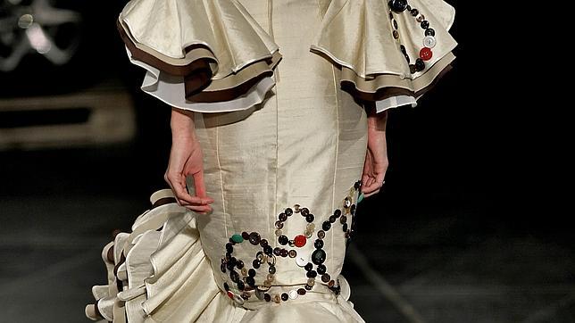 Traje de flamenca de la pasarela sostenible con originales aplicaciones de botones