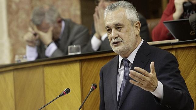 Griñán defiende que la norma de los desahucios es «plenamente constitucional»