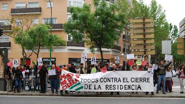 Protesta contra el «cierre» de la residencia de Montequinto en la sede del PSOE de Sevilla