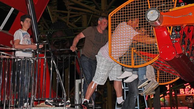 Un apagón obliga a rescatar a usuarios de las atracciones de la Calle del Infierno