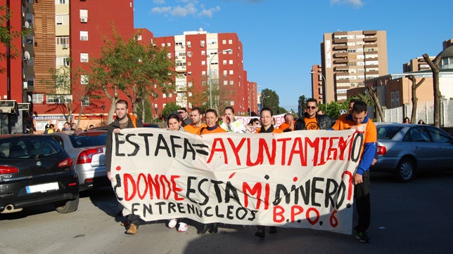 Afectados de Entrenúcleos demandarán al Ayuntamiento por «desprotección»