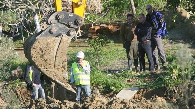 El padre y el tío de Marta supervisan una de las búsquedas de Marta en Camas