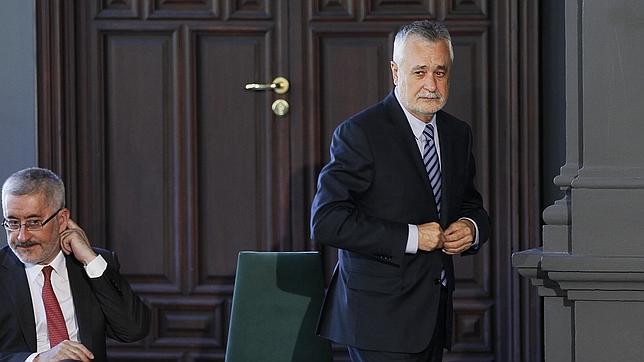 Griñán quiere «frenar el disparate» de dar las becas a estudiantes con buenas notas