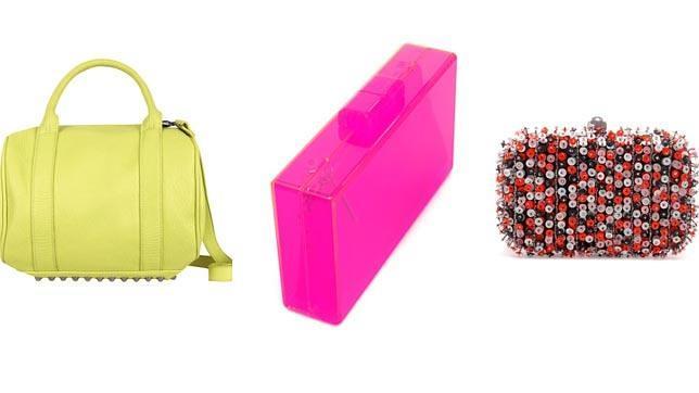 Bolso en color lima de Blanco; caja de metacrilato fucsia de Zara y clutch de lentejuelas de Zara