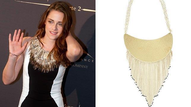 La actriz Kristen Stewart. A la derecha, un collar de blanco