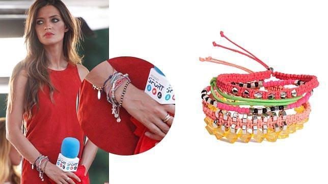 Sara Carbonero, mezclando pulseras. A la derecha, brazalete de H&M