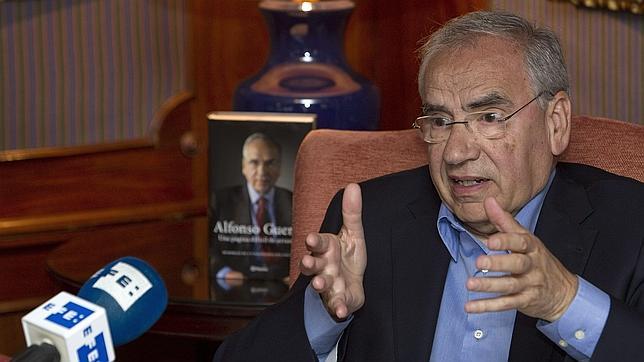 Guerra cree que Griñán debería haber consultado su retirada con Rubalcaba