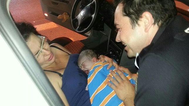 Nace una niña en el túnel de llegadas de San Pablo con la asistencia de la Policía