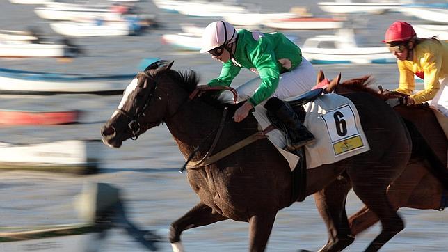 Las carreras de caballo a la orilla del mar es uno de los reclamos que, año tras año, atraen turistas a Sanlúcar