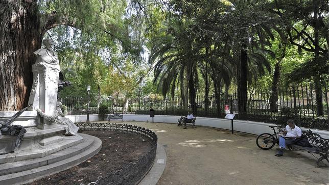 El PSOE solicita planificación para el parque de María Luisa y Plaza de España