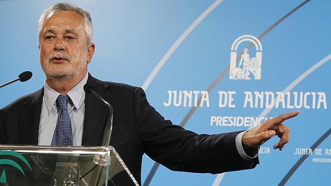 Griñán, durante una rueda de prensa