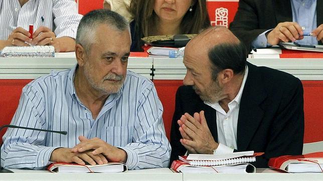El presidente del PSOE, José Antonio Griñán, charlando con el secretario general socialista Alfredo Pérez Rubalcaba