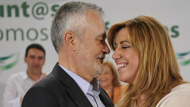 José Antonio Griñán saluda a Susana Díaz, que será su sustituta al frente de la Junta