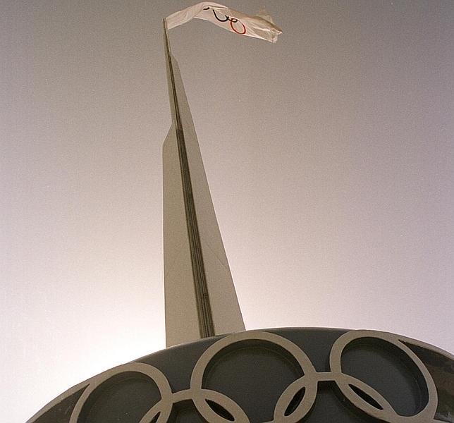 La bandera olímpica y el pebetero