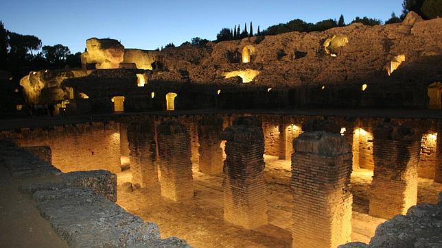 El anfiteatro de Itálica con la iluminación artística