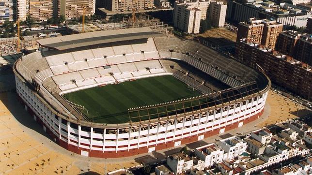Vista aérea del Ramón Sánchez Pizjuán, durante la construcción del centro comercial Nervión Plaza