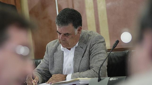 El exconsejero de Empleo, José Antonio Viera, en la comisión de investigación de los ERE en el Parlamento