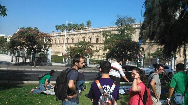 Los docentes interinos se concentran frente al Parlamento de Andalucía
