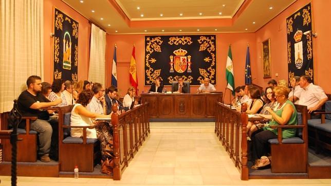 La bajada de sueldos de los concejales recibe la mayoría de los votos pero no se aplicará