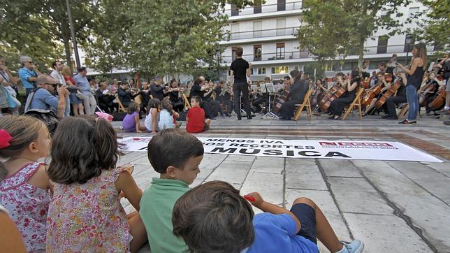La Sinfónica protesta contra los recortes en un concierto al aire libre