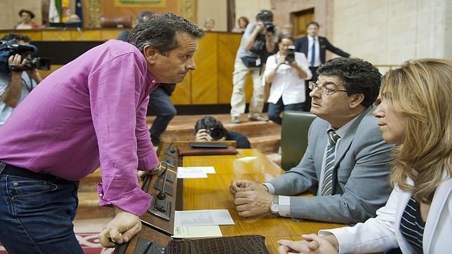 PSOE e IU convierten en ley el decreto antidesahucios recurrido al Constitucional