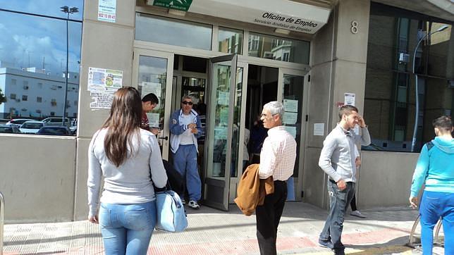 El desempleo en Dos Hermanas experimenta una bajada de más de 40 personas