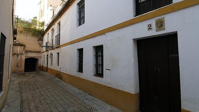 En la calle Judería estaba plantado el magnolio que menciona Cernuda en «El magnolio»