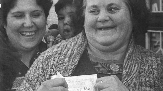 Una señora muestra el 15.640 (en 1978), uno de los «gordos» repetidos en Sevilla