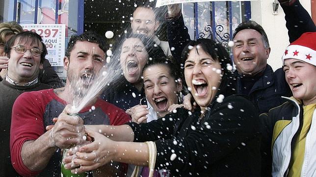 Vecinos de Santiponce celebrando el «gordo» de la Lotería de Navidad en 2006