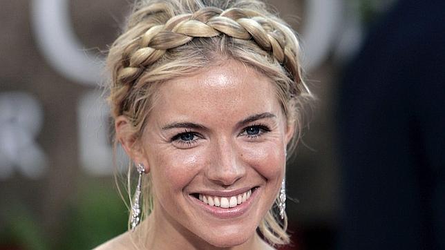 Siena Miller , con una diadema trenza