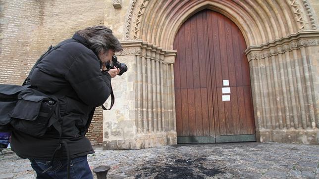 Atacan la iglesia de Santa Marina colando bajo la puerta papeles y cartones en llamas
