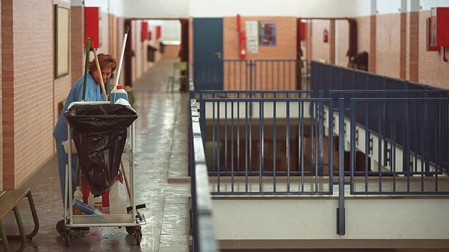 «Empresas pirata» de limpieza, la mancha que se extiende por centros escolares