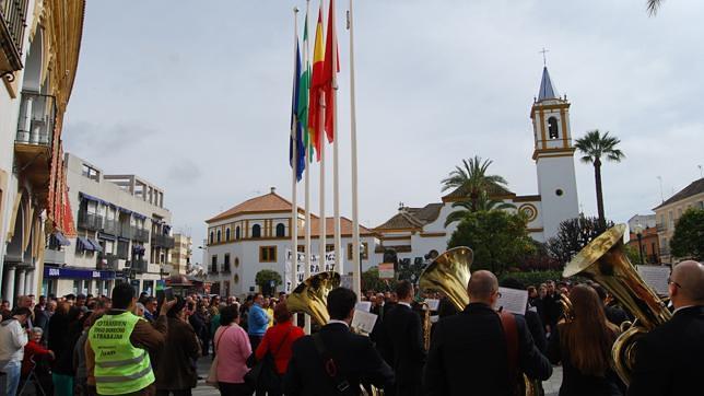 Multitudinario homenaje a la bandera andaluza en Dos Hermanas