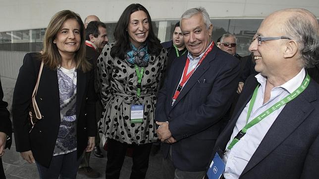 Báñez anima a Moreno Bonilla a fraguar un partido «unido en la calle»